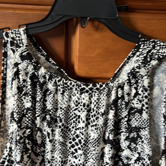 Sleeves dress - Picture 2 of 3